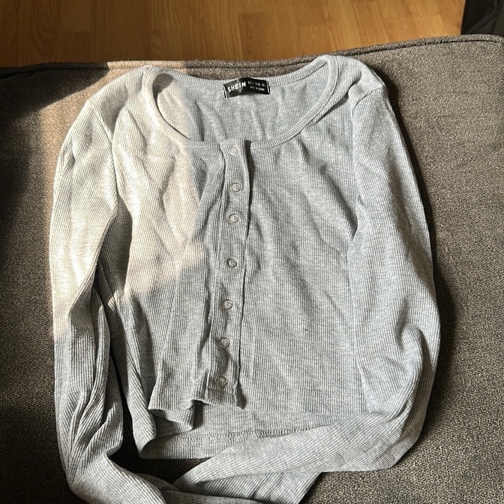 small gray crop top long sleeve